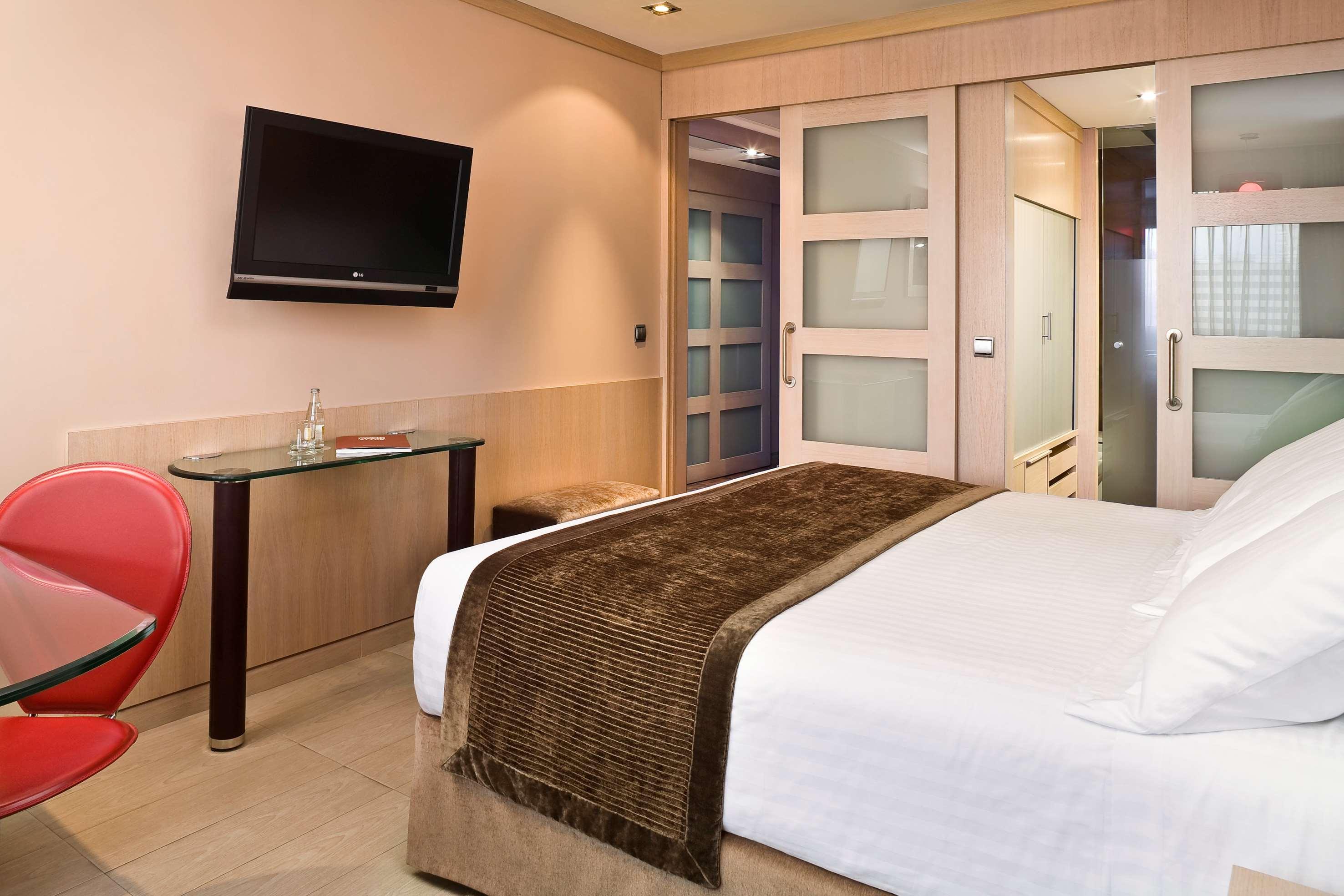 Melia Madrid Princesa Exterior photo A typical room on board