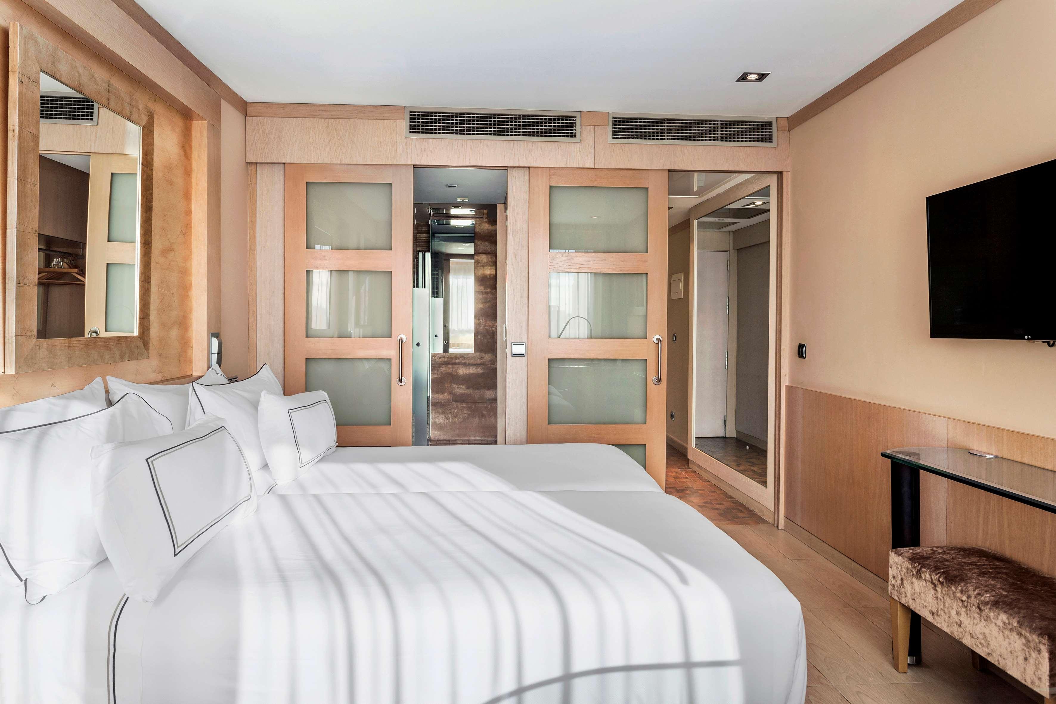 Melia Madrid Princesa Exterior photo A room at the hotel