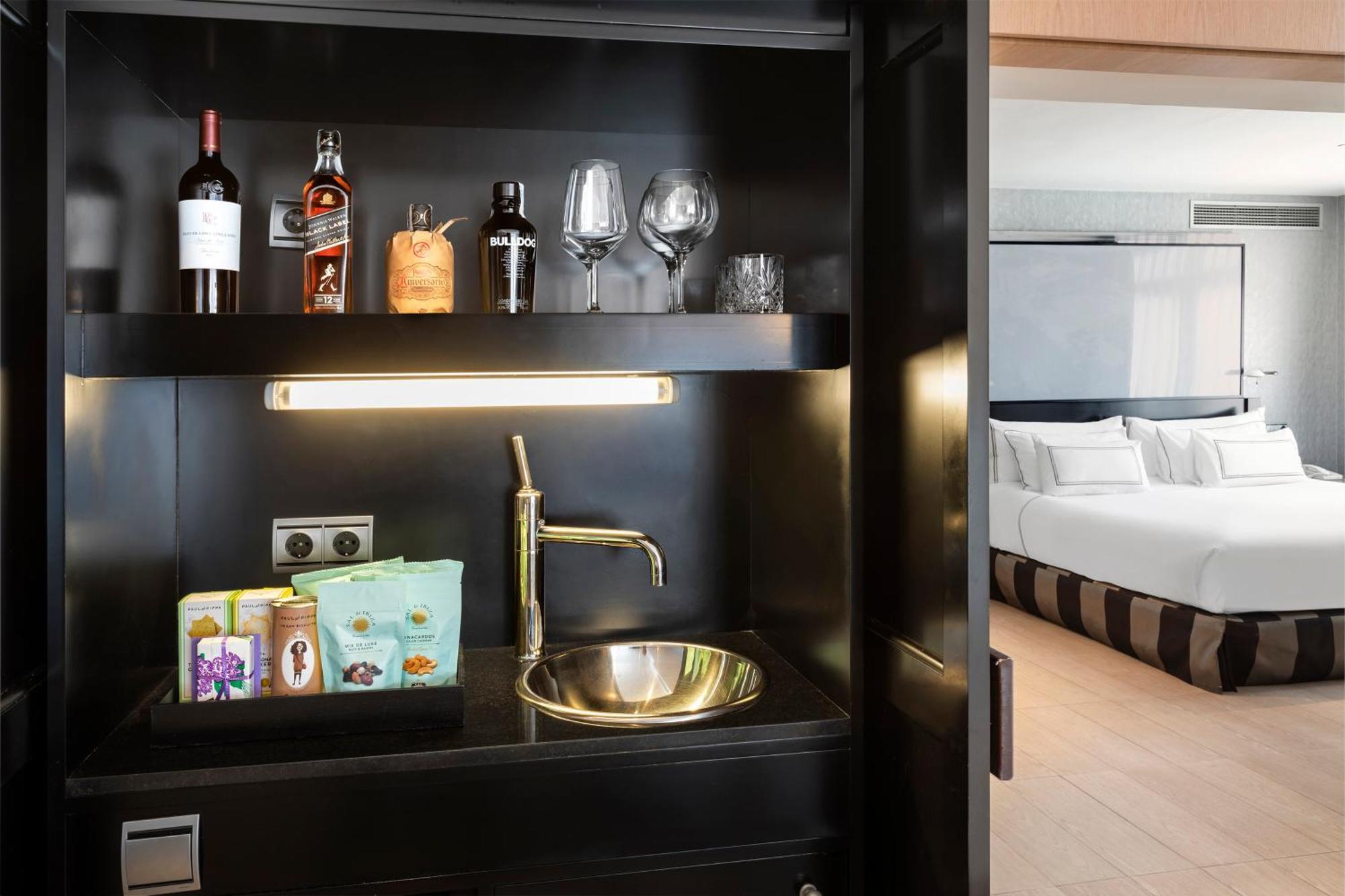Melia Madrid Princesa Exterior photo A wet bar in a hotel room