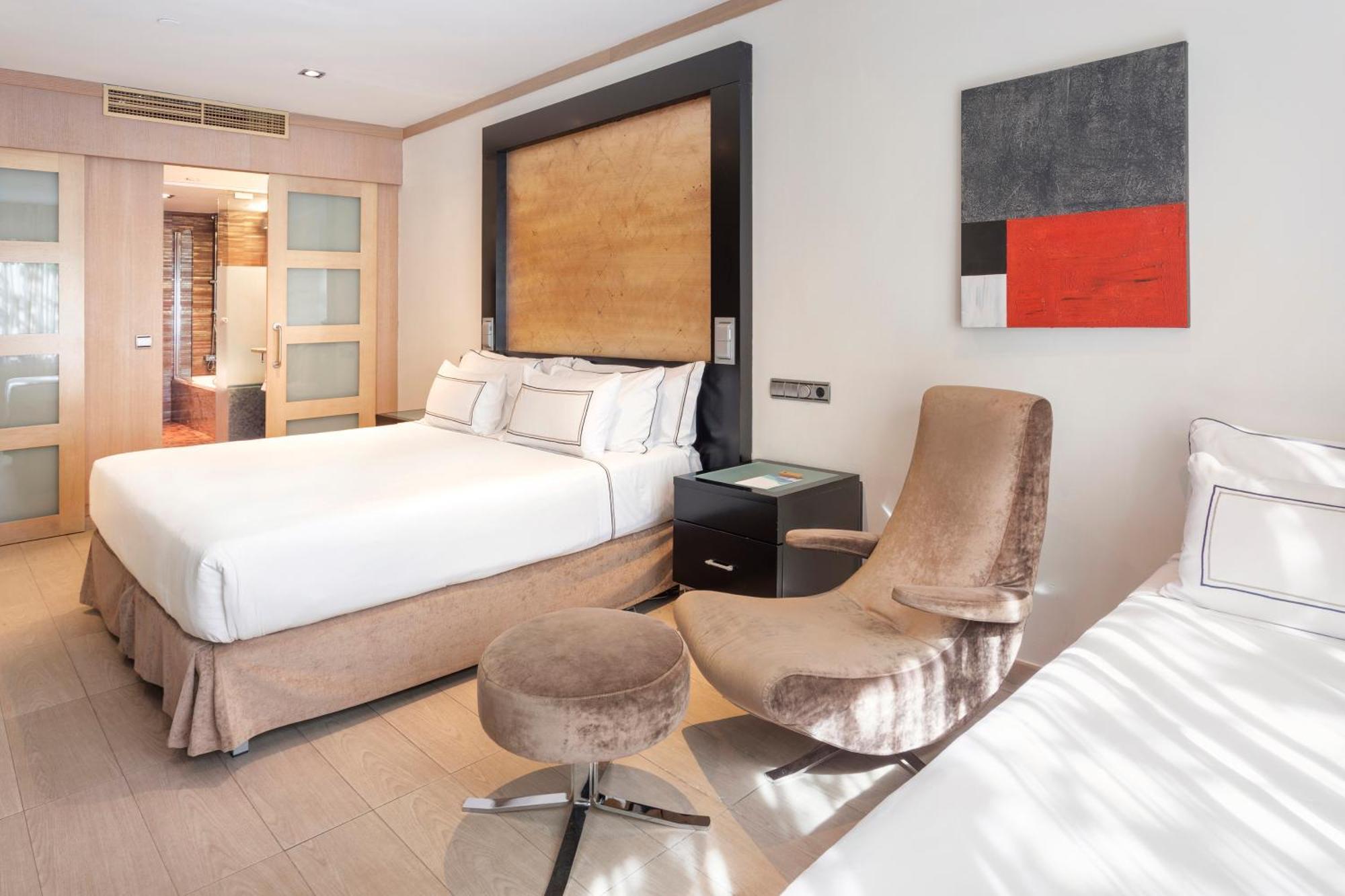Melia Madrid Princesa Exterior photo A room at the hotel